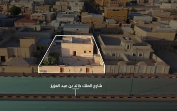 مبنى تجاري 600م2 في قرية العليا