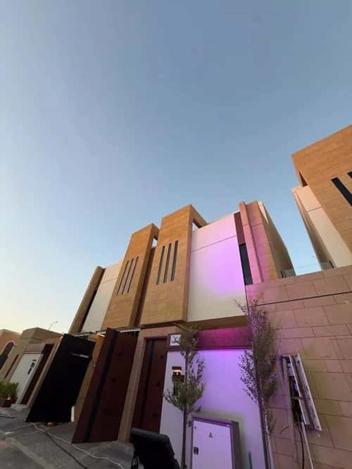 فيلا 300 متر مربع شرقية على شارع 15م المصيف، شمال الرياض، الرياض