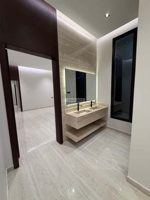 Villa 600 SQM with 1 Apartment Facing South Al-Janadriyah, East Riyadh, Riyadh