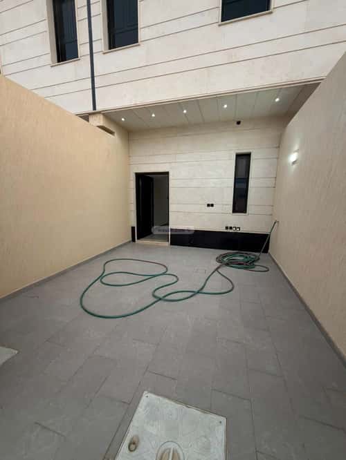 Floor with 5 Bedrooms Al-Janadriyah, East Riyadh, Riyadh