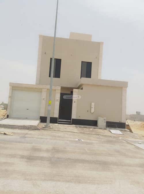 فيلا 240 متر مربع شمالية على شارع 18م النظيم، شرق الرياض، الرياض