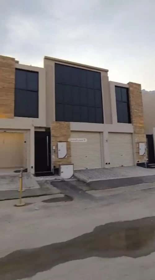 فيلا 247.64 متر مربع شرقية على شارع 15م عكاظ، جنوب الرياض، الرياض