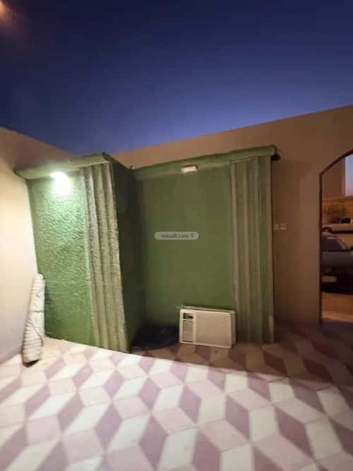 دور 700 متر مربع ب 4 غرف إشبيلية، شرق الرياض، الرياض