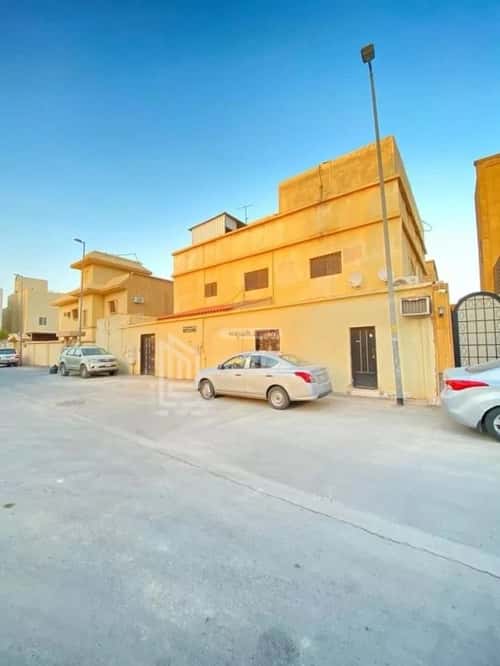 فيلا 300 متر مربع غربية على شارع 12م الربوة، وسط الرياض، الرياض