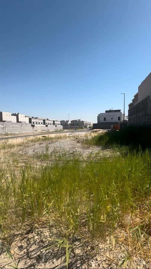 أرض 705 متر مربع ثلاثة شوارع على شارع 40م العقيق، الخبر