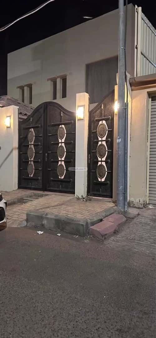 فيلا 300 متر مربع جنوبية على شارع 12م الوسيطاء، حائل