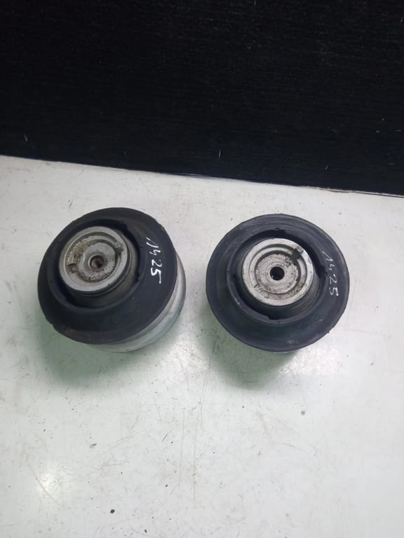 269698620 MB Engine mount bracket