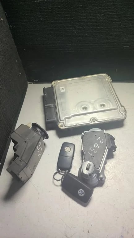 03L906012D 0281017663 A9069005902 9064620130 ECU for VW
