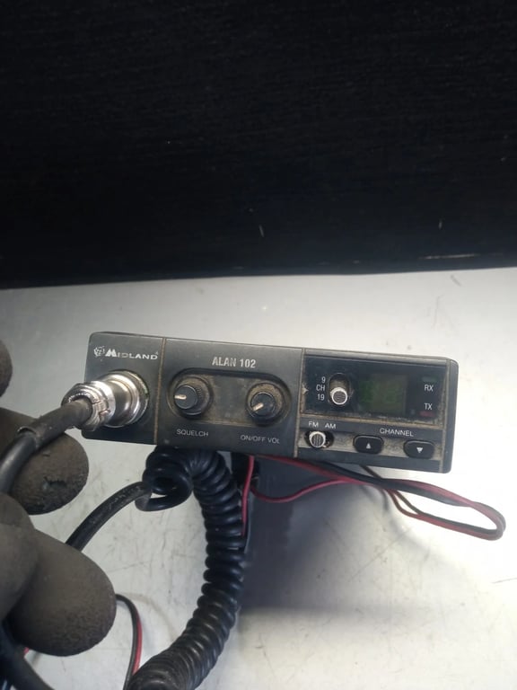 Vehichle MIDLAND ALAN 102 CB RADIO