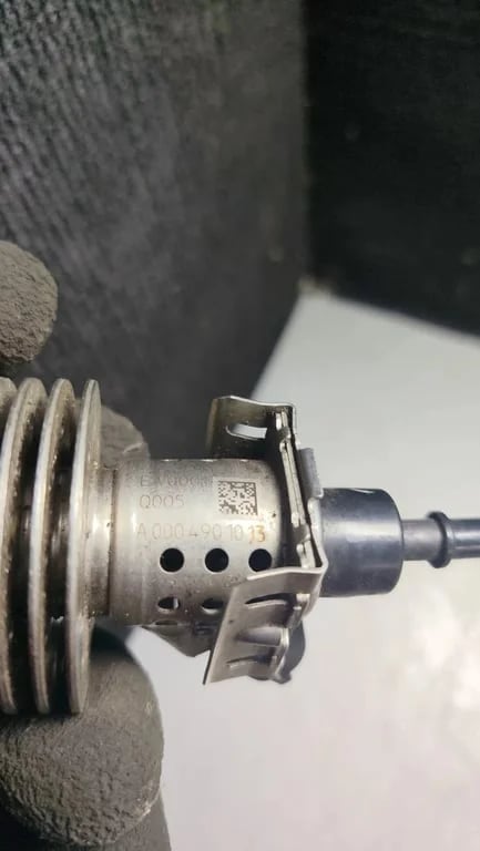 A0004901013 01694834031 11191004 FUEL INJECTOR for MB