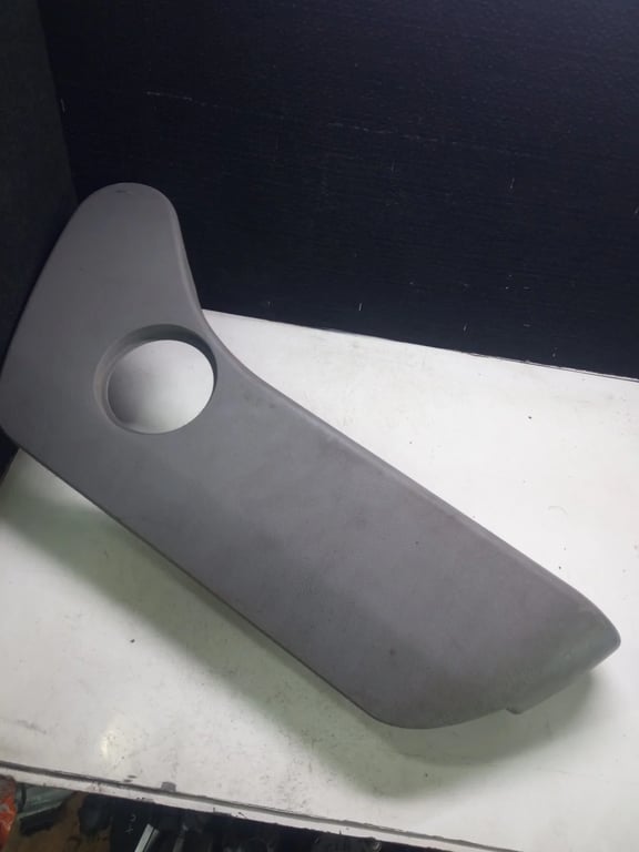 7H5881318H VW T5 COMFORT SEAT FRAME TRIM PLASTIC RIGHT