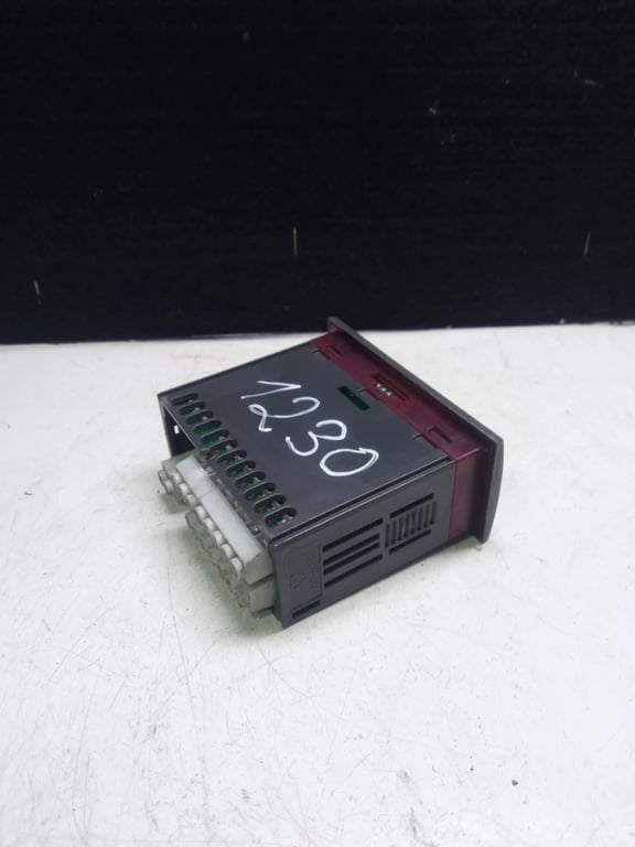 IC974 IC24WI0TAD301 THERMOSTAT CONTROLLER