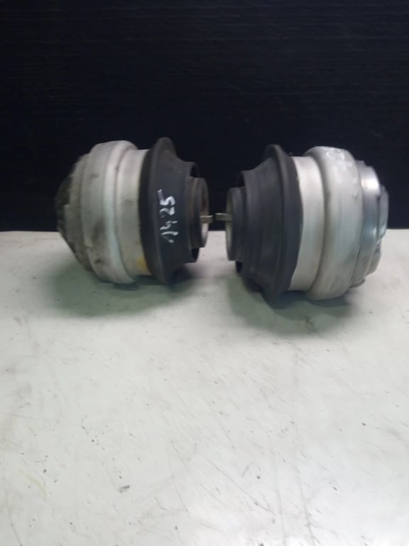 269698620 MB Engine mount bracket