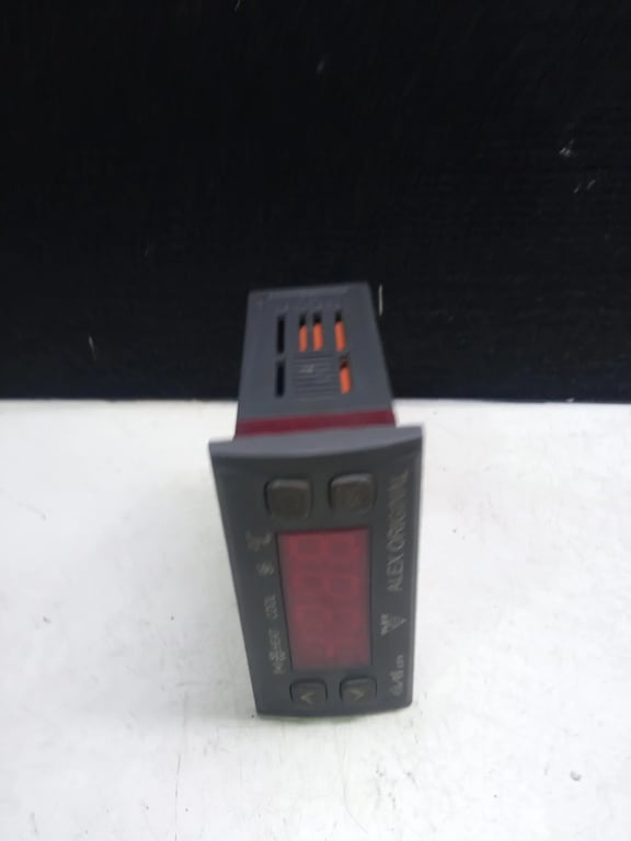 IC974 IC24WI0TAD301 THERMOSTAT CONTROLLER