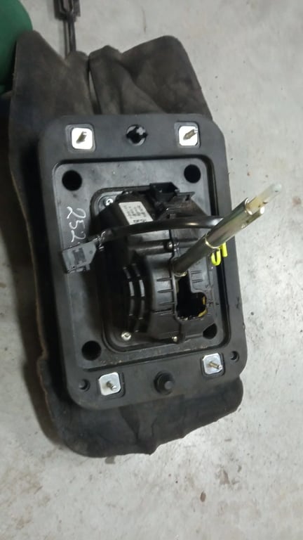 2H1713025A 2014 Volkswagen AMAROK Automatic Gear Shift Lever