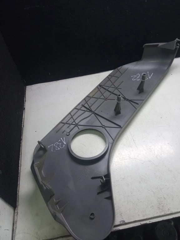 7H5881318H VW T5 COMFORT SEAT FRAME TRIM PLASTIC RIGHT