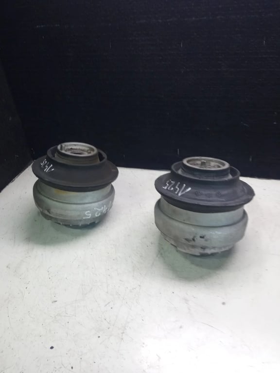 269698620 MB Engine mount bracket