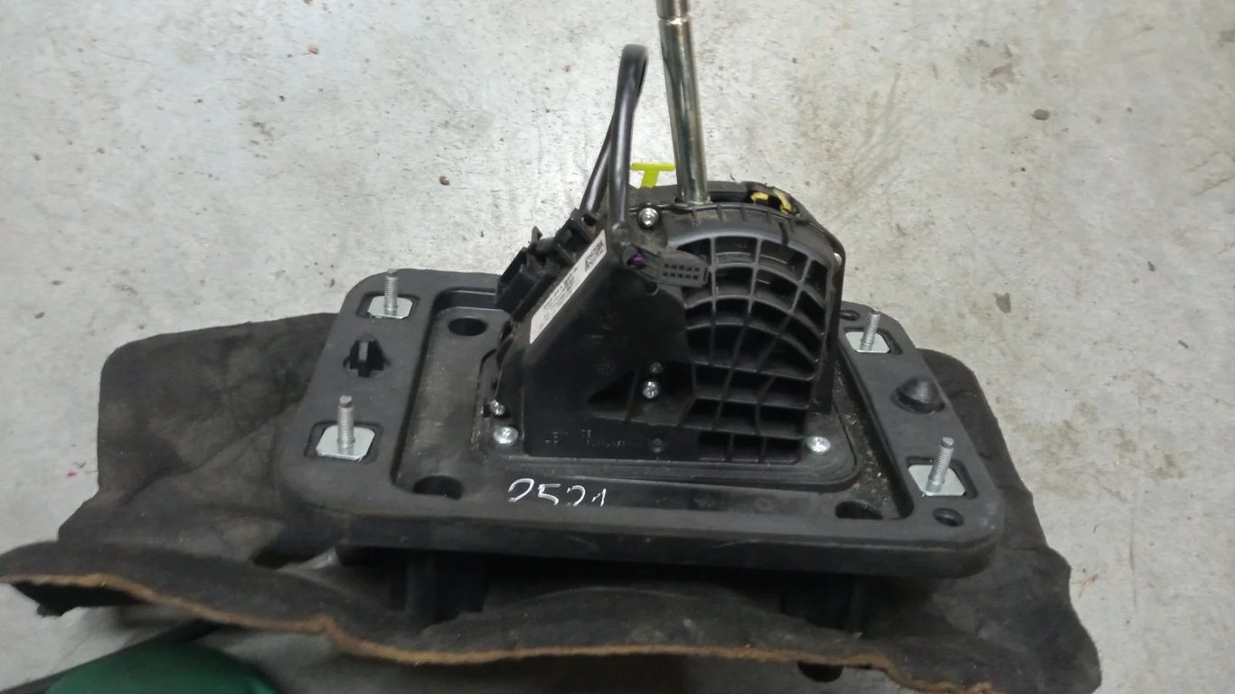 2H1713025A 2014 Volkswagen AMAROK Automatic Gear Shift Lever