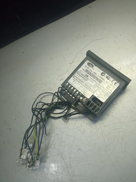 IR33 CAREL 0330834 TEMPERATURE CONTROLLER