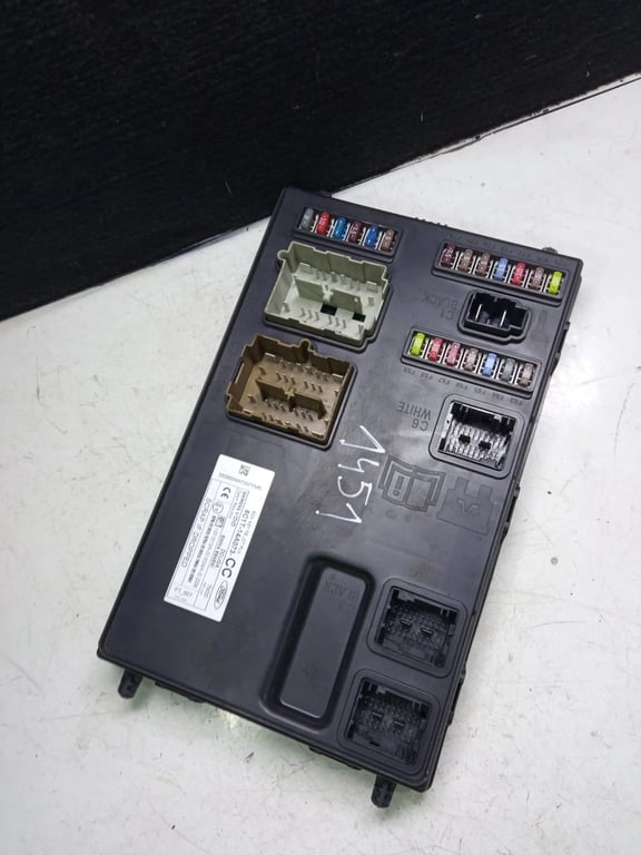 8C1T-14A073-CC 2.4 2008 fuse box for FORD TRANSIT