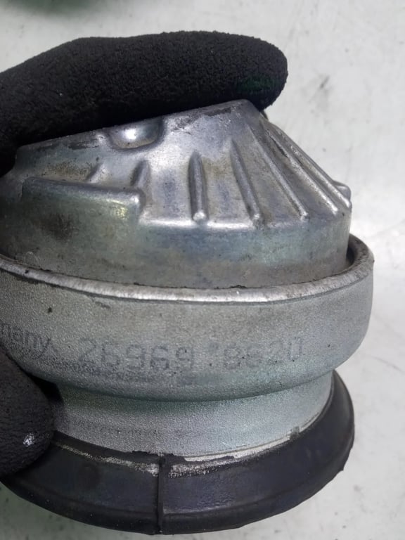 269698620 MB Engine mount bracket