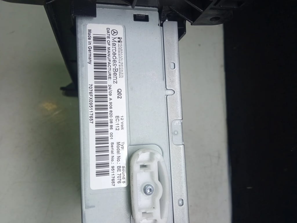 A9068200886 A6396891031 radio player with mount bracket for MB