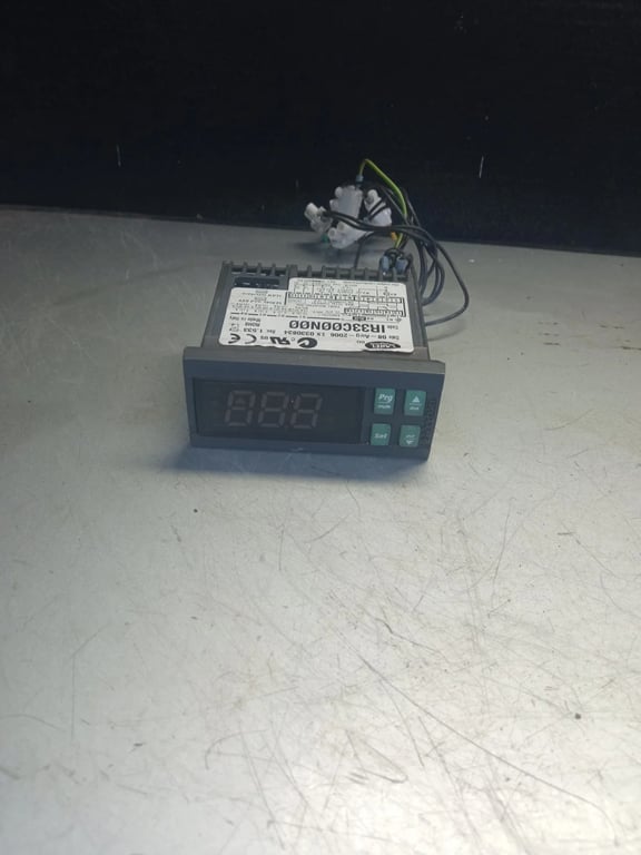 IR33 CAREL 0330834 TEMPERATURE CONTROLLER