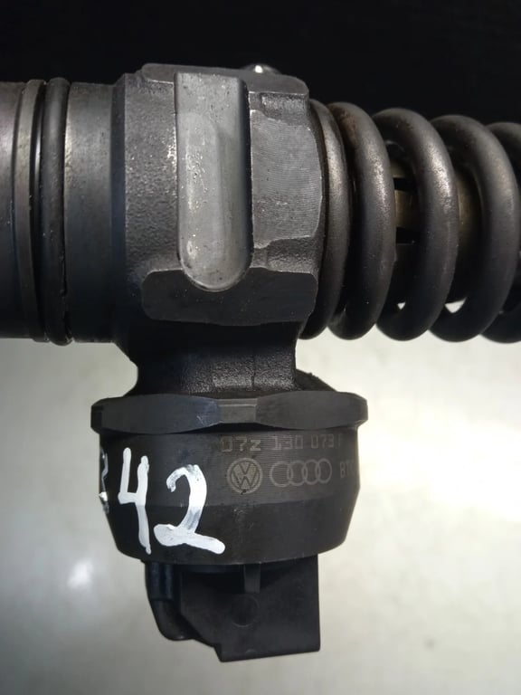 07Z130073F 13704TR 0414720210 FUEL INJECTOR for VW AUDI