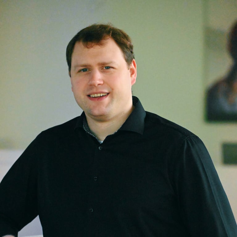 Oliver Hobbie, Servicetechniker