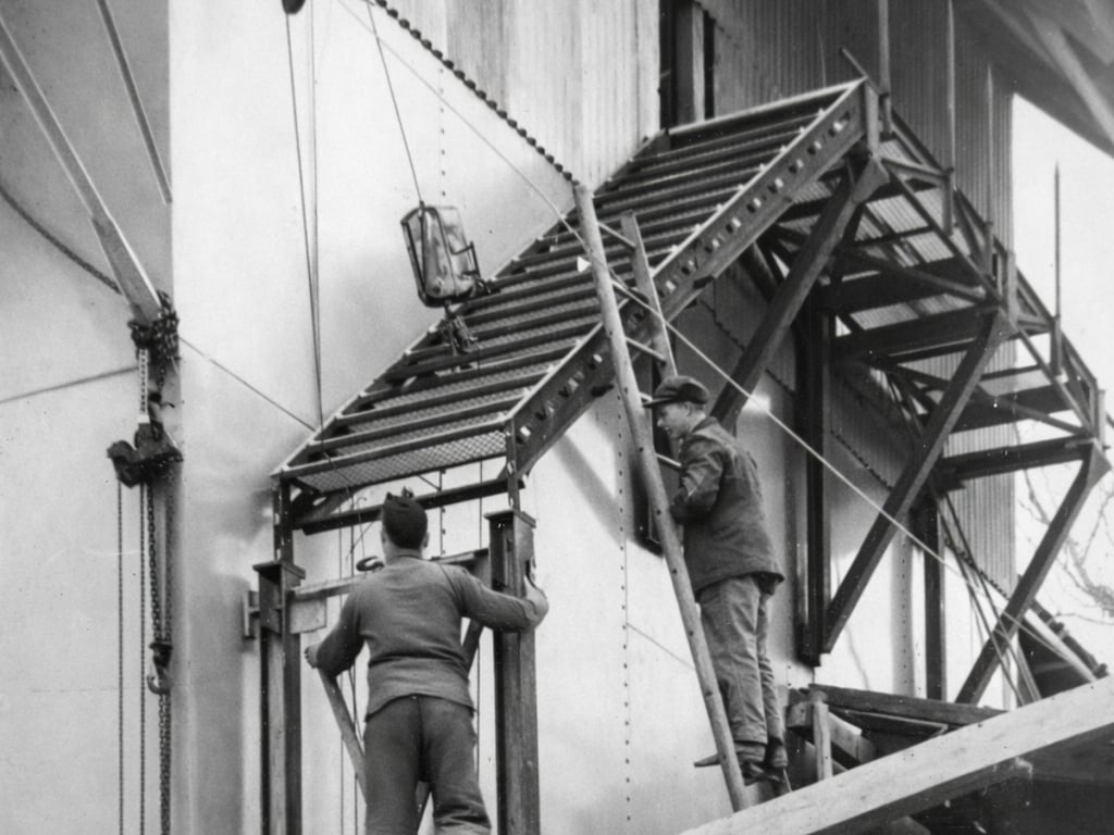 Franz Klotz GmbH Gründung 1948 historisches Foto - Tradition trifft Innovation seit 1942, Meisterwerkstatt Mühlenbearbeitung Stahlbau Menden, über 75 Jahre Familienunternehmen Metallbau