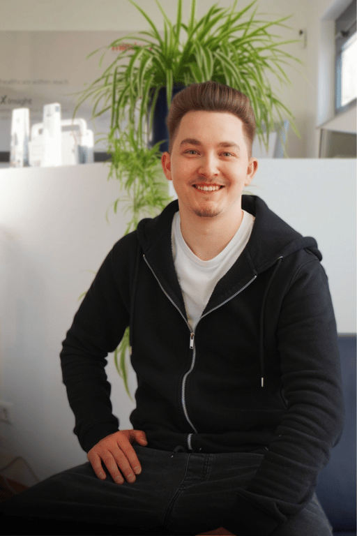Viktor Weinhardt, Servicetechniker