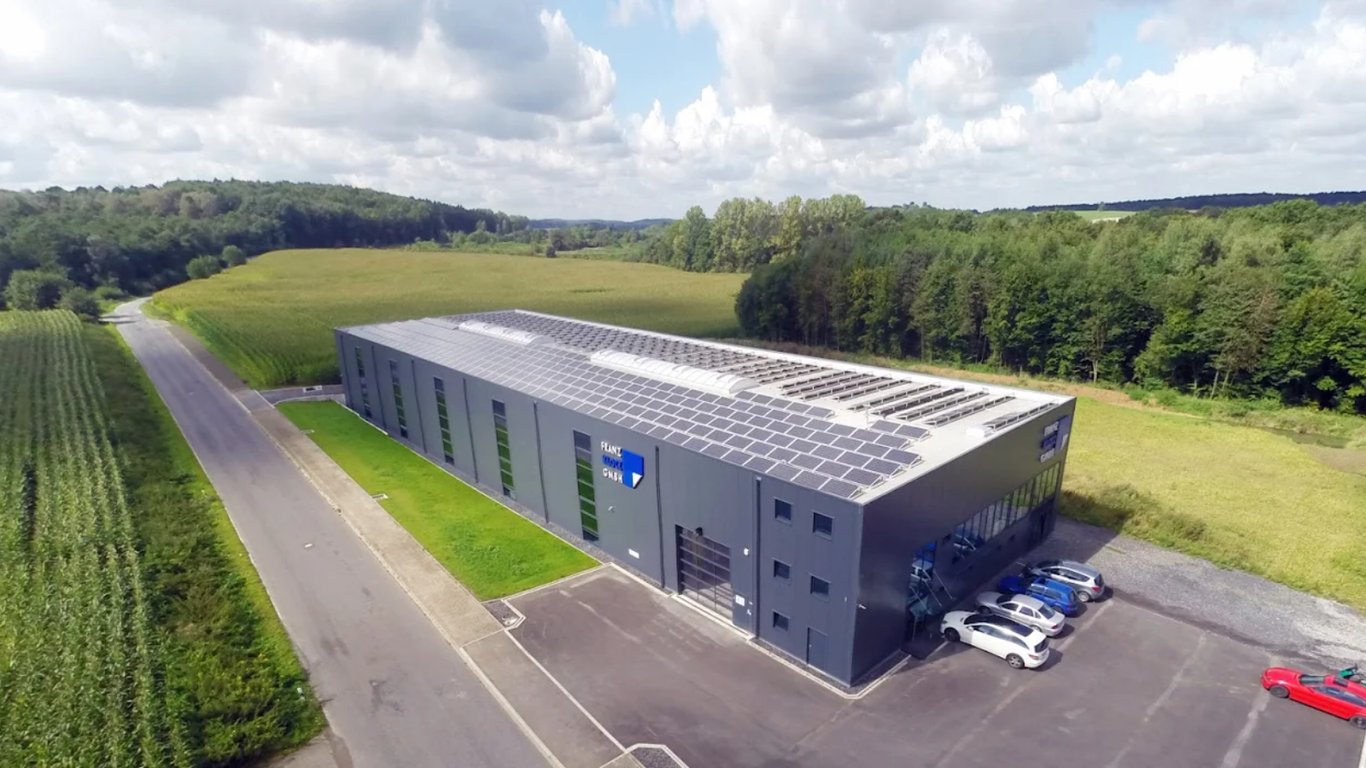 Franz Klotz GmbH Firmensitz Luftaufnahme mit Photovoltaik - Nahezu 100% Eigenversorgung durch PV-Dachanlage, nachhaltige Produktion Zentrifugentechnik Menden Hämmerstraße 14