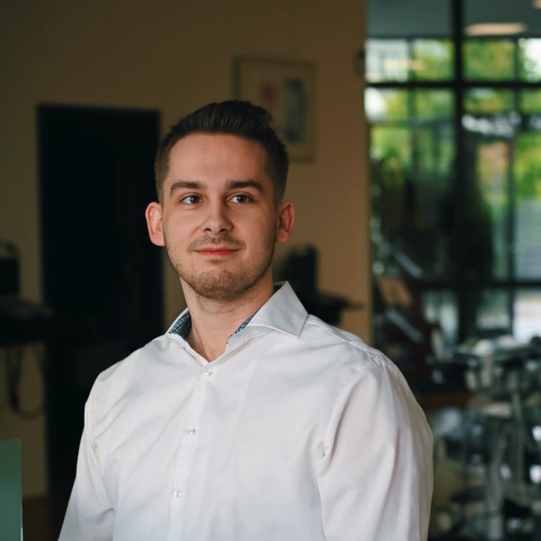 Konstantin Büscher, Servicetechniker