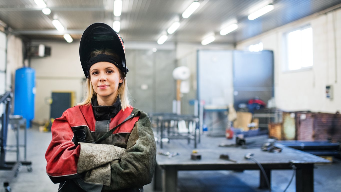 Mitarbeiterin in der Klotz-Produktionshalle