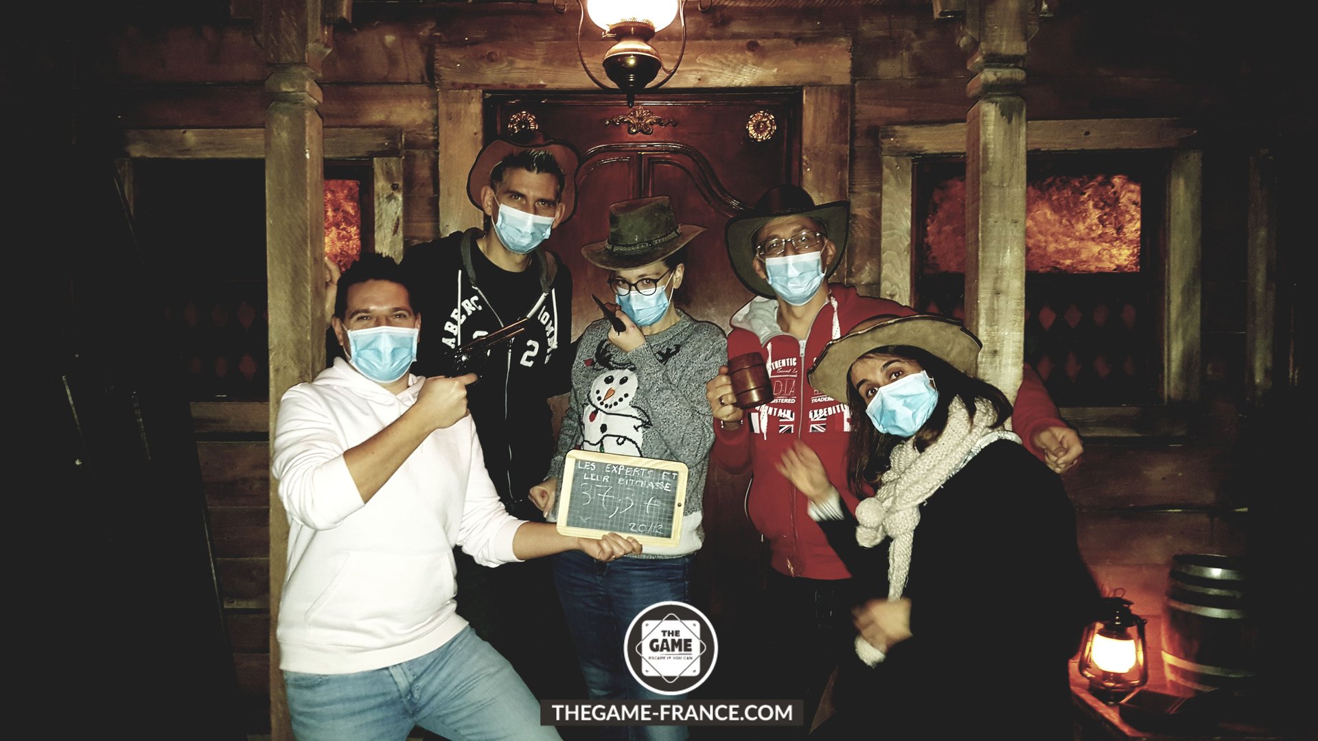 joueurs-escape-game-devant-saloon