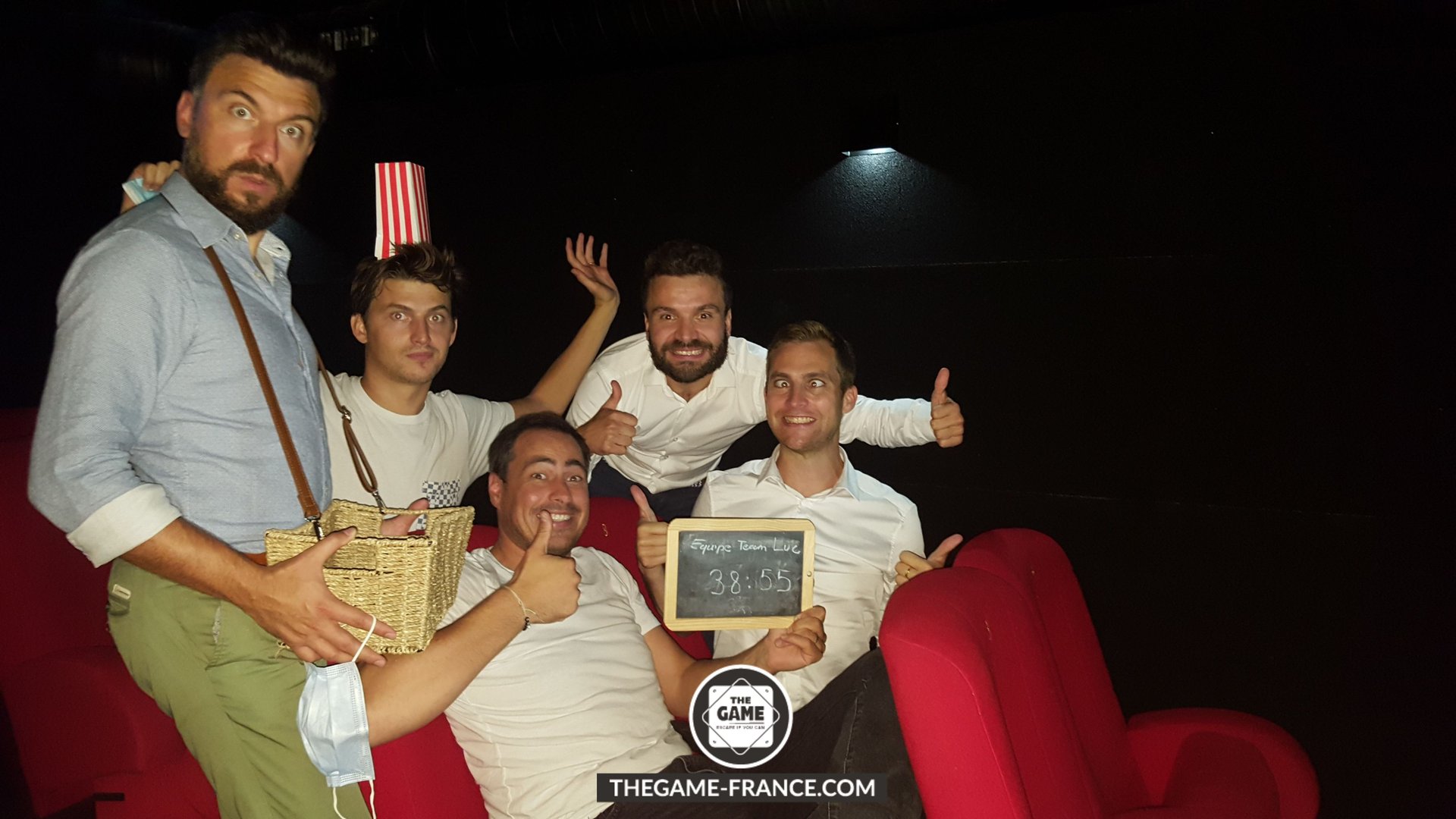 joueurs-escape-game-dans-les-sièges-au-cinema