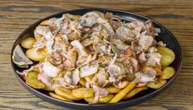 Aardappelschijfjes met kipdöner