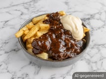 Friet met goulash en mayonaise