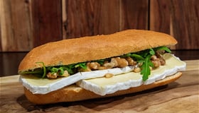 Broodje Roombrie met walnoot