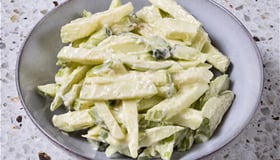 133. Appel-komkommer salade