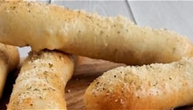 Stokbroodjes van pizzadeeg