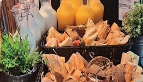 Luxe Lunch VanTon