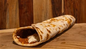 Lahmacun met saus