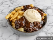Friet met zuurvlees en mayonaise