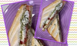 Tosti pesto mozzarella en tomaat