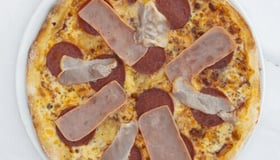 Pizza carbonara pepperoni