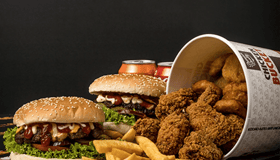 Burgermenu met steakhouse friet en chicken bucket