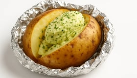 Gepofte aardappel met kruidenboter
