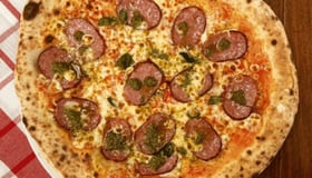 Pizza salami e pesto