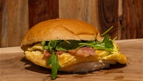 Broodje omelet met bacon